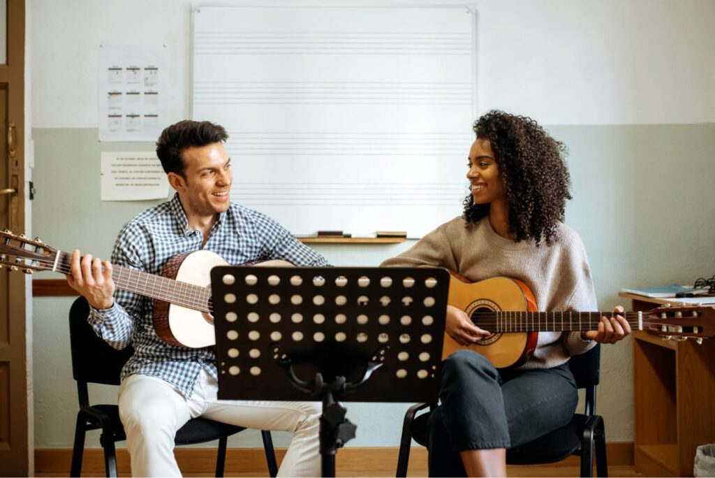 lady-man-playing-guitar-image