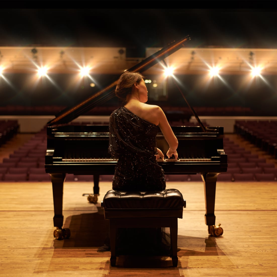 lady-sitting-at-piano